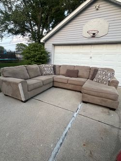 Large Taupe U-Shaped Sectional w/ Chaise – FREE DELIVERY