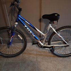 Trek 820 Mountain Bike. Silver and Dark Blue.
