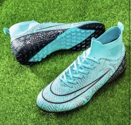 Beautiful set of Soccer cleats sizs EU 33 ( YOUTH US 2-2.5 ) and shin guards size M, boys and girls