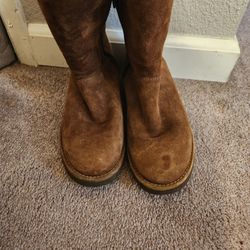 Uggs Boots Used In Good Condtion Needs Cleaning Nothing That Cants Be Clean Size 6