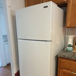 Vissani 18 cu. ft. Top Freezer Refrigerator less than a year old 