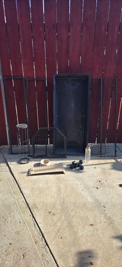 Medium Animal Cage / Crate – Missing Hardware