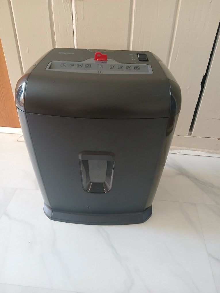 Staples 10-Sheet Cross-Cut Shredder.