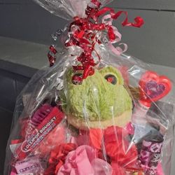 VALENTINES DAY FROG GIFT BASKET