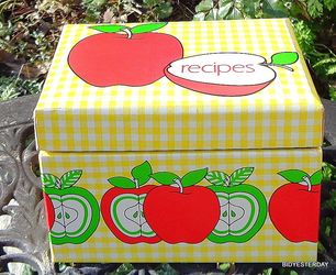 Vintage mid century apple patterned recipe box