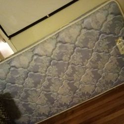 2 Twin And 2 Queen Size BEDS FOR SALE 
