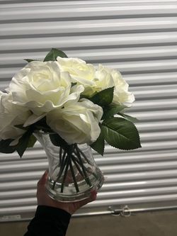 Realistic White rose floral arrangement