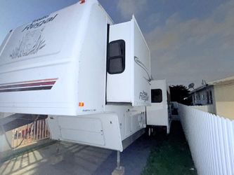 SE VENDE RV PROWLER REGAL - Año 2008 - $7500 - 30” de largo - 8” ancho, cuando se expande mide 13” - EN PERFECTAS CONDICIONES - AIRE ACONDICIONADO