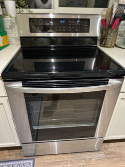 LG Stainless Steel 30" Freestanding Electric Range / Stove – Great Condition!
