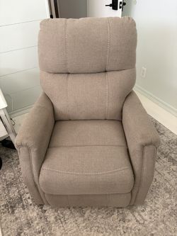 RECKLINER CHAIR POWER LIFT FOR ADULTS SENIORS OR POST OP RECOVERY LAY FLAT