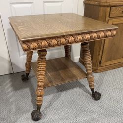 Beautiful Large Antique Tigers Oak Clawfoot Parlor Table