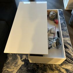 Lift top coffee table
