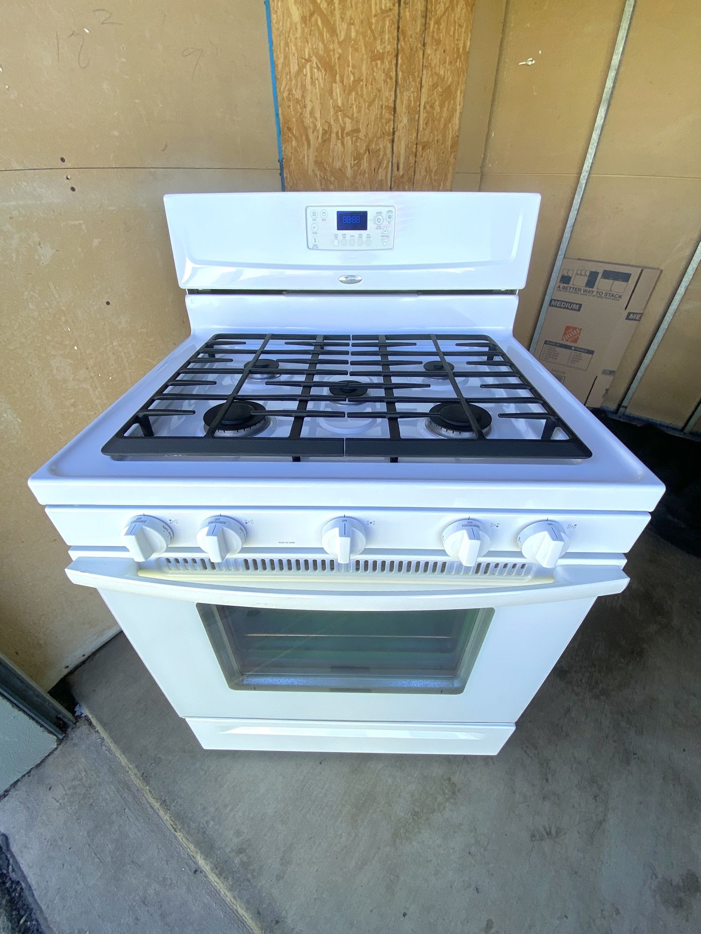 Whirlpool gas stove 5 burners white color 30”