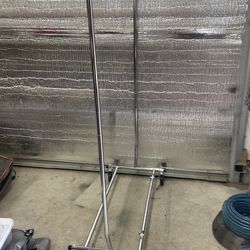 Portable clothes or garment rack