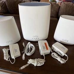 Orbi cable/modem Router CBR40 W/ 2 RBS20 Satellites