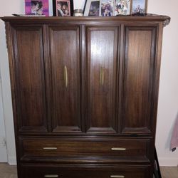 Wood Dresser With 2 Nightstands 