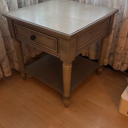21”L X 21” W X 22”H