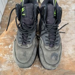 Women’s Size 7 Waterproof Air Max 10.00
