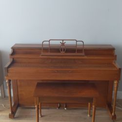 FREE Winter Company Upright Piano w/duet bench