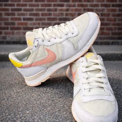 Nike Internationalist White Orange Pink Womens Athletic Shoes Size 6.5