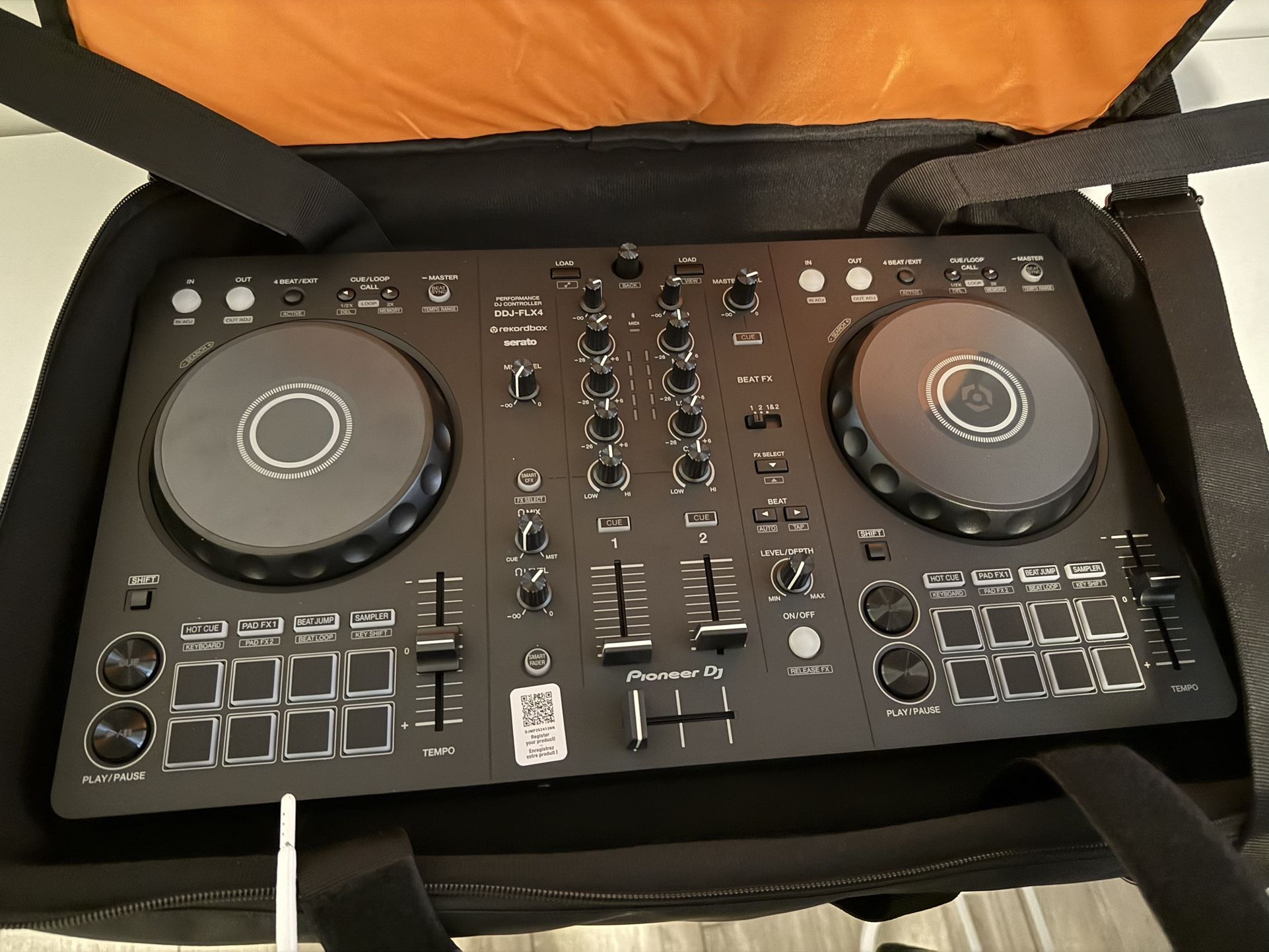 Pioneer DJ DDJ-FLX4 2-deck rekordbox and Serato DJ Controller - Graphite