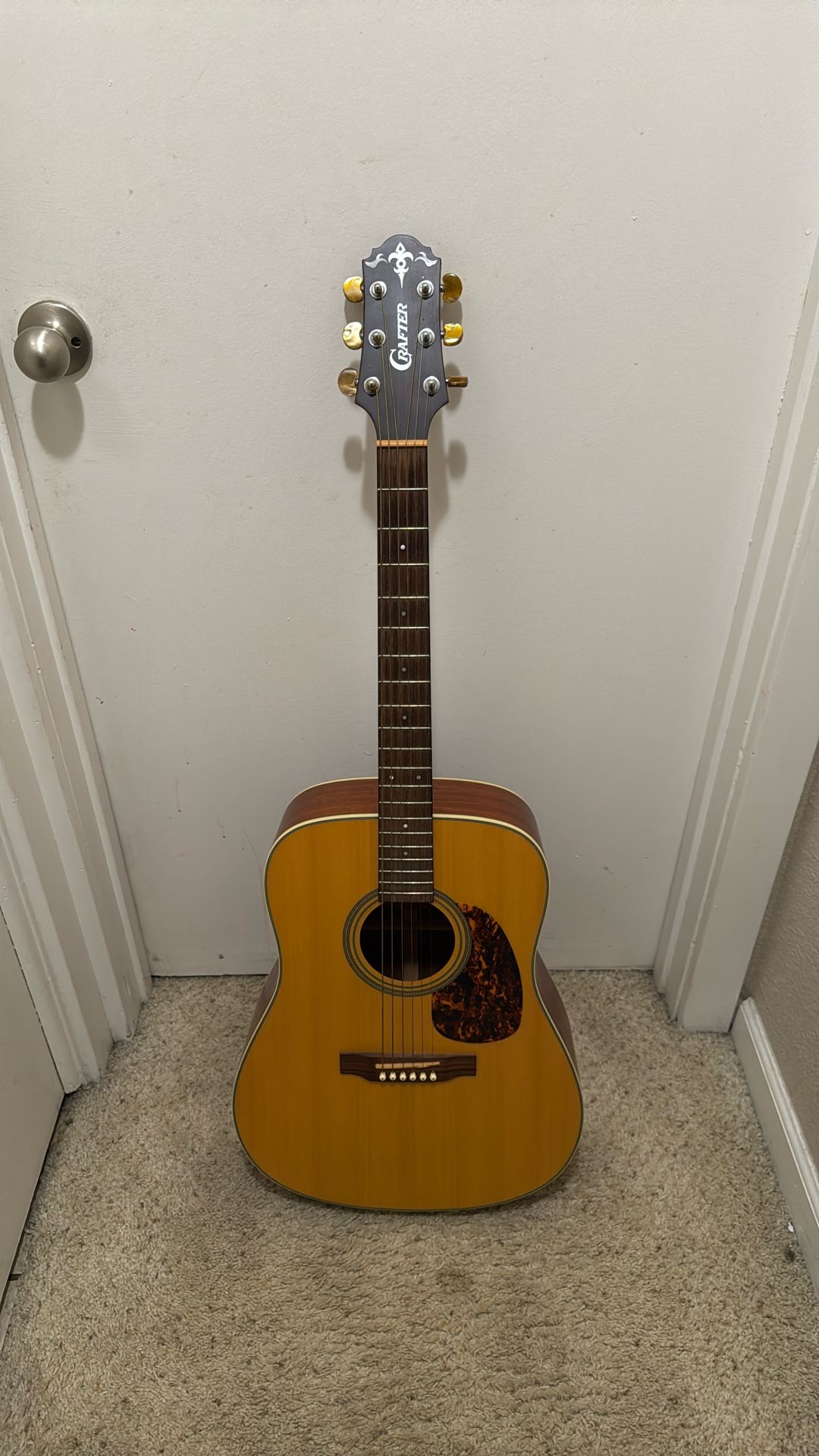 Crafters Acoustic Guitar With Heavy Duty Case