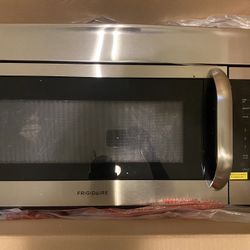 Frigidaire Microwave , Stove and Refrigerator In great Conditions 