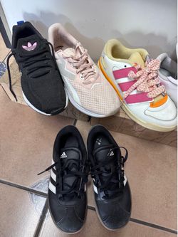 TENNIS SHOES
