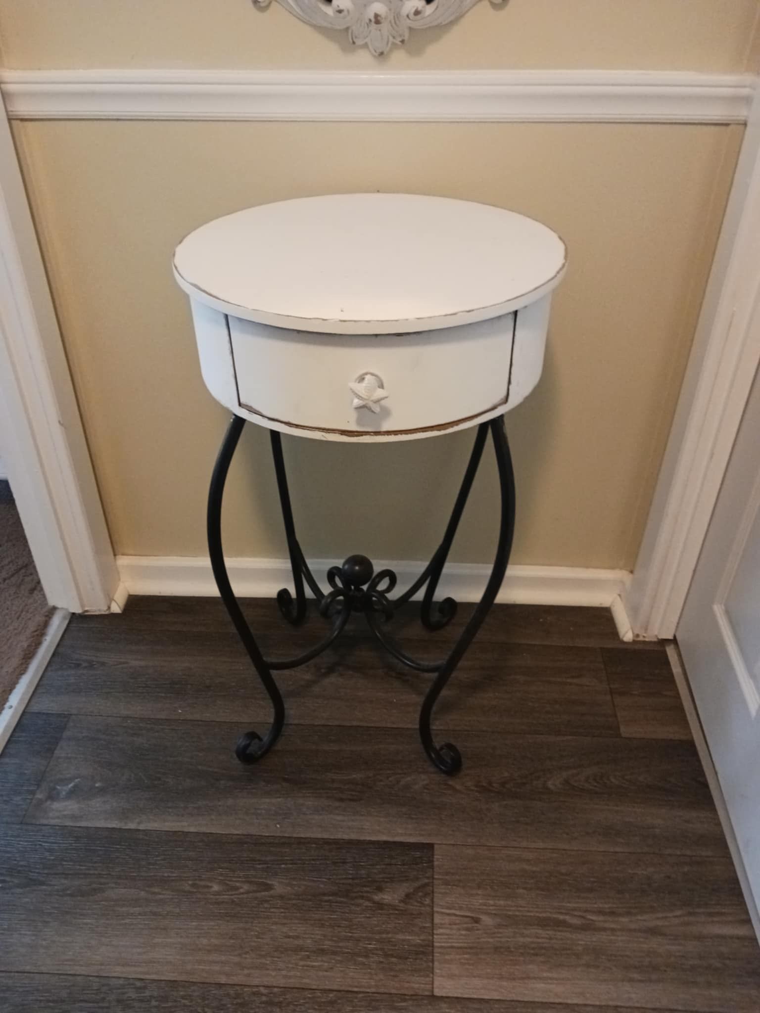 Round White Wooden Distressed Side/End Table