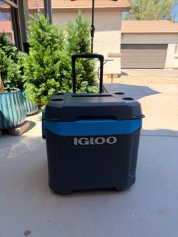 Igloo Rolling Cooler with Telescoping Handle