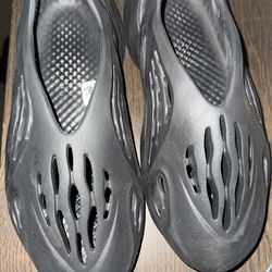 Black Foam Runners
