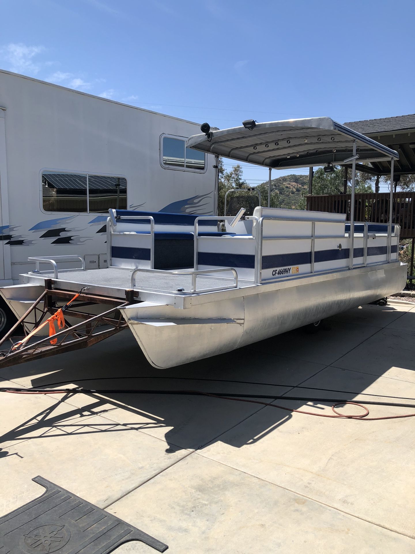 1985 Hariss 24’ pontoon