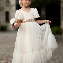 Elegant Ivory Flower Girl Dress/ Hermoso Vestido Elegante 