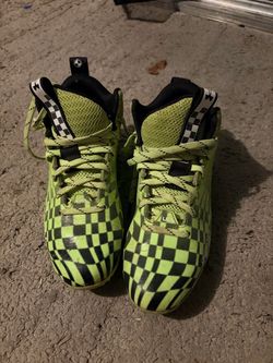 Youth football cleats