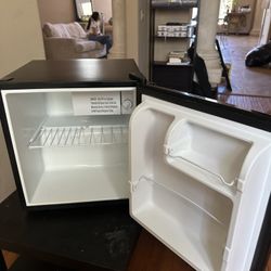 Mini fridge 