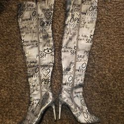 SEXY SILVER GRAPHIC PRINT POINTY TOE HIGH HEEL THIGH HIGH BOOTS FAUX LEATHER CAPE ROBIN SZ 9M