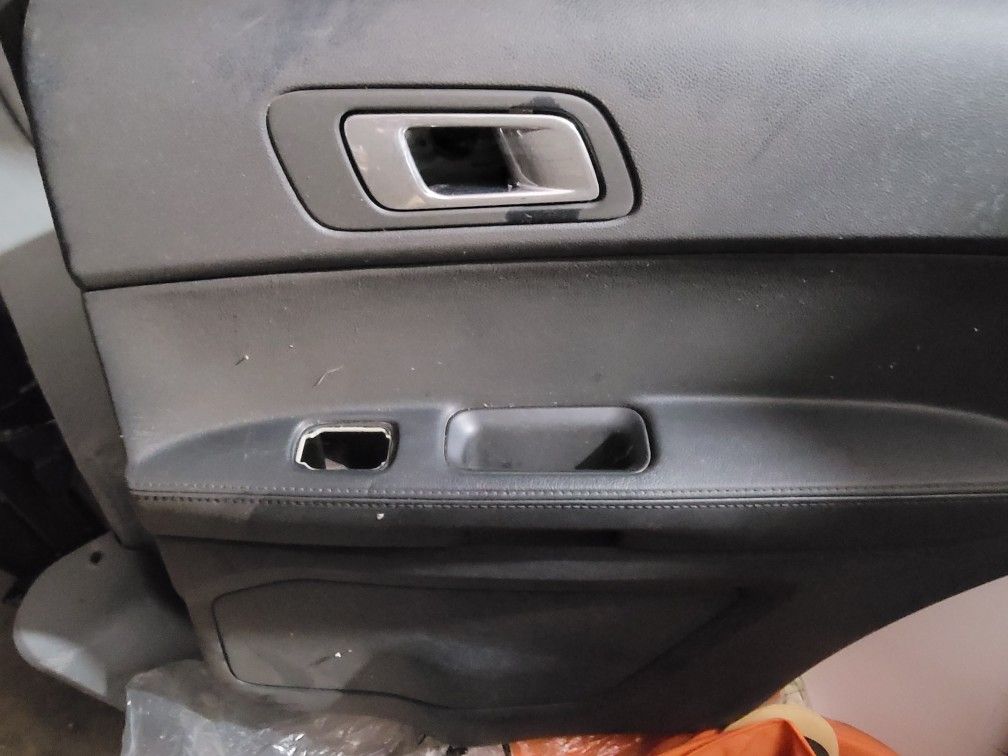2013 Ford EXPLORER Inside Door Trim Panel for Sale in Sacramento, CA