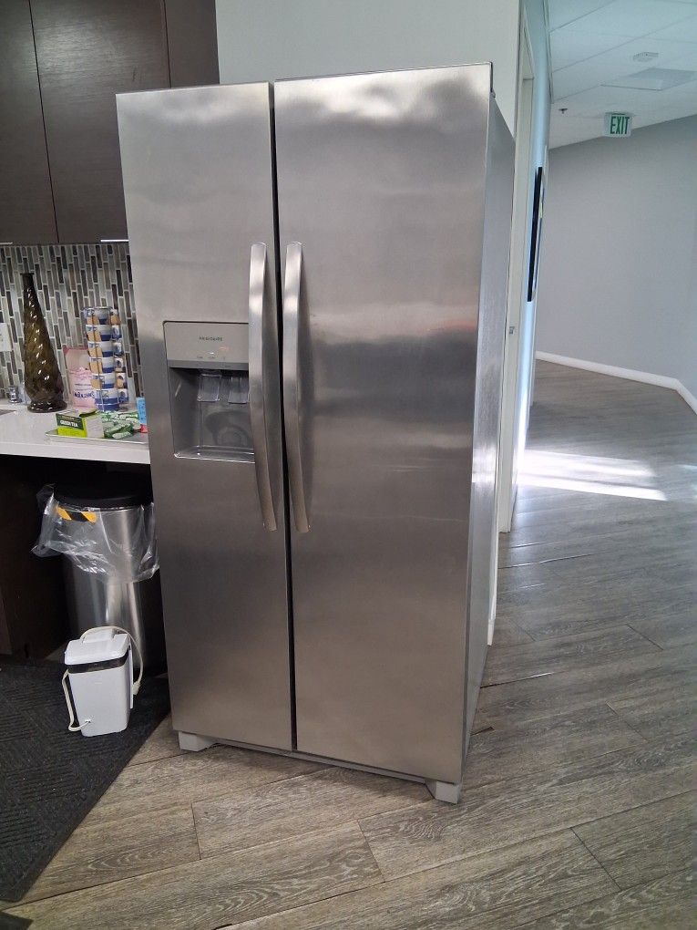 Refrigerator With Ice Maker And Water