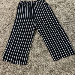 Like new Women’s H&M navy and white striped wide legged ankle pants. Size 10