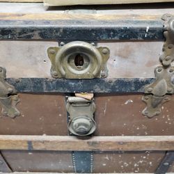 Beautiful Antique Trunk With 2 Drawers