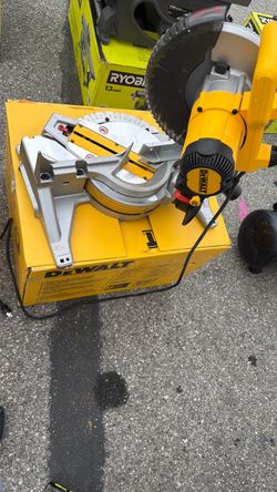 Single bevel compound miter saw