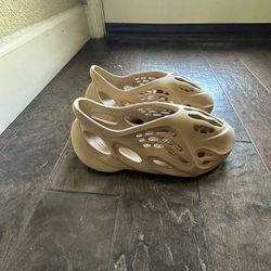 Size 9 - adidas Yeezy Foam RNNR Ochre