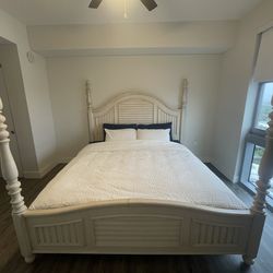 King Bed (Savannah Ivory Poster Bed)