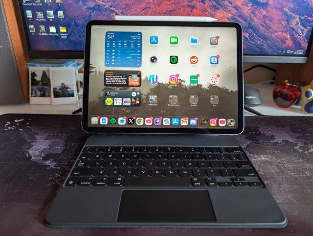 iPad Pro 11" M2 (2022) 128gb WiFi w/ Pencil and Magic Keyboard