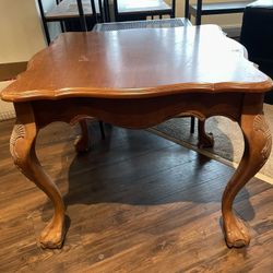 Henredon traditional accent end table featuring a banded, bookmatched mahogany top with claw and ball feet.