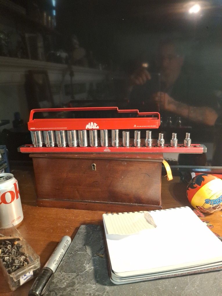 MAC TOOLS 3/8 DRIVE, MEDIUM DEEP, 14PC, 12PT, CLIP ON CASE AND MAGNETIC STRIP. LIKE NEW, ONLY USED 3 SOCKETS