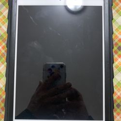 Valentine’s Day Special! Apple iPad 6th Generation 32GB Unlocked Like New!