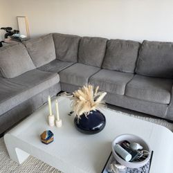 Sectional Sofa w/  Left Facing Chaise in Excellent Condition (Gray)