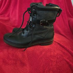 UGG WOMEN WATER BOOTS  LETHER  SIZE 9