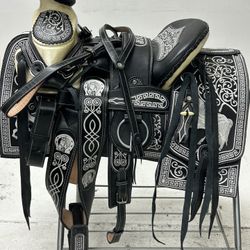 Monturas charras para caballos 🐎 100% piel  De la mejor calidad 100% garantizadas  Le incluye pechera o pecho pretal, correas para espuelas , cabezad